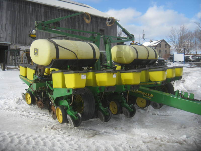 John Deere 1760 Planter 